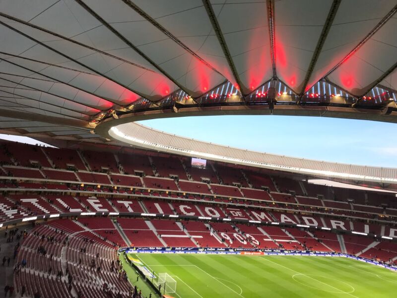 Atlético de Madrid é punido com fechamento parcial de seu estádio após confusão em clássico