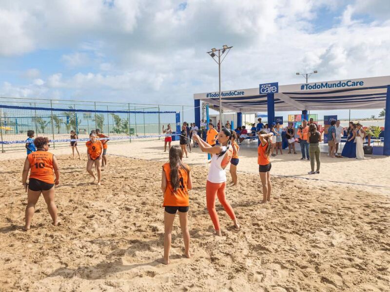 Com presença de bicampeã olímpica, ação requalifica oito quadras de vôlei na orla de Olinda