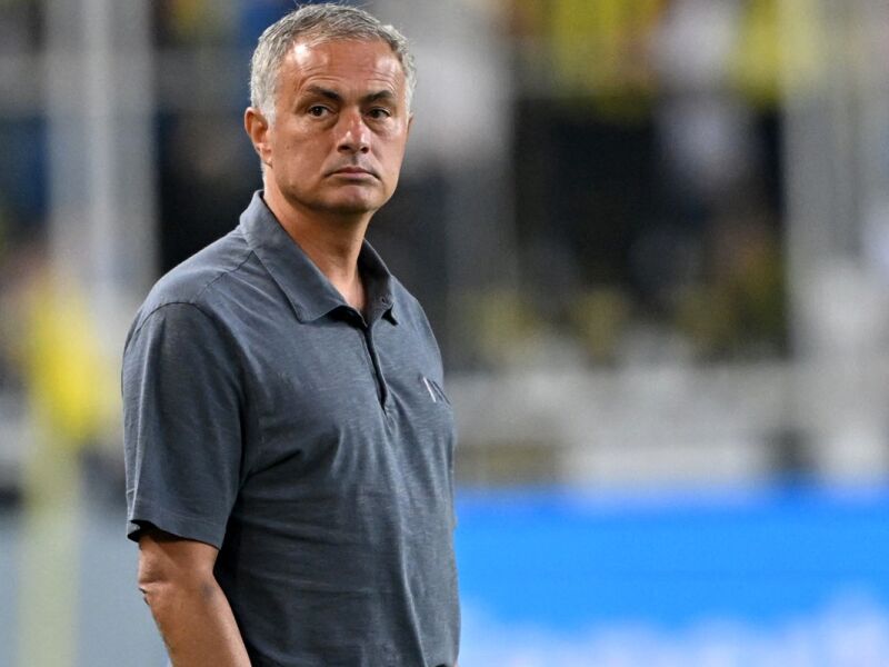 José Mourinho passará por cirurgia em Portugal em meio à pressão no Fenerbahce