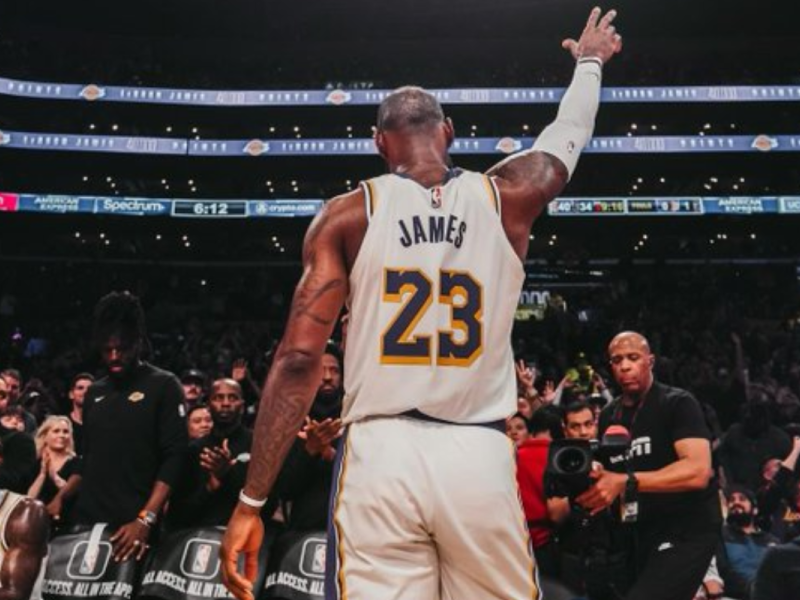 LeBron bate recorde de Abdul-Jabbar e Lakers superam Kings na NBA; Celtics perdem